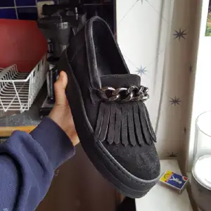 Svarta skor i mocka från Footlight. Använda 1 gång. Säljer pga. impulsköp och använder inte tillräckligt ofta. Fint skick och sköna att gå i. 
