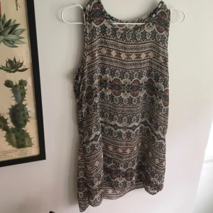  - Skräddarsydd klänning från Vietnam. Klänningen är sydd av tunn chiffong. Mötes upp i Uppsala, annars betalar köparen frakten 