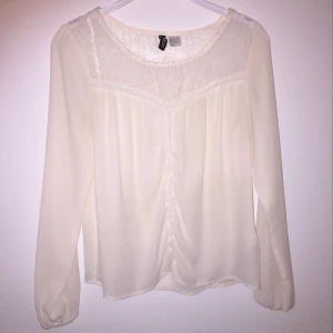  - En ljus crémefärgad blus i storlek 36 med spetsdetaljer från HM, mycket bra skick. Köpare står för frakt 🌟 
