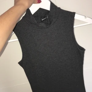  - Mörk grå turtleneck klänning, köparen står för frakten