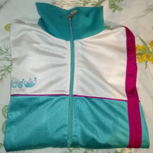  - Vintage Adidas jacka! Köpt I Hongkong  50kr frakt tillkommer 🌼 Skicka sms till 0767675283 om du ha några frågor :) 