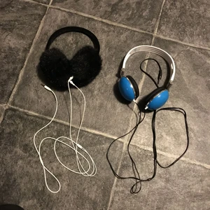  - 2 olika hörlurar. Självklart fungerande men aldrig använda. Kontakta mej om du bara vill ha ett par, Swish går bra köpare står för frakt