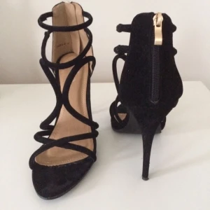  - Supercoola klackskor från Missguided, använda en gång! 11cm klack. Köparen står för frakten. 