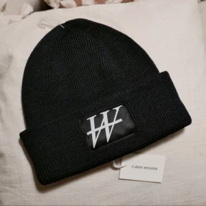  - Aldrig använda Carin Wester mössa, lappar kvar. Säsongen, går att köpa i butik idag. 