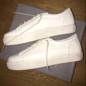  - Helt oanvända, vita stilrena sneakers från Nelly.com. Storlek: 40 Nypris: 399kr Mitt pris: 70kr Skorna finns att hämta på Södermalm och jag tar endast kontanter.