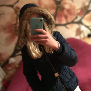  - Fin marinblå vinter jacka. Strl 158, men jag som har XS/S kan ha den! Kan skickas, men då står köparen för frakt☺️