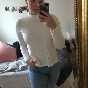  - Vit topp med halvpolo, slits på båda sidor och dragkedja i bak! Använd 1 gång, frakt tillkommer! ✨