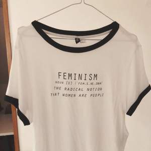 T-shirt med feminist quote 