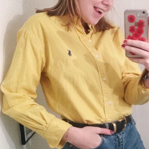  - SÅ snygg gul skjorta från Ralph Lauren!!