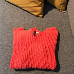  - Oversize stickad tröja från H&M i korallfärg.