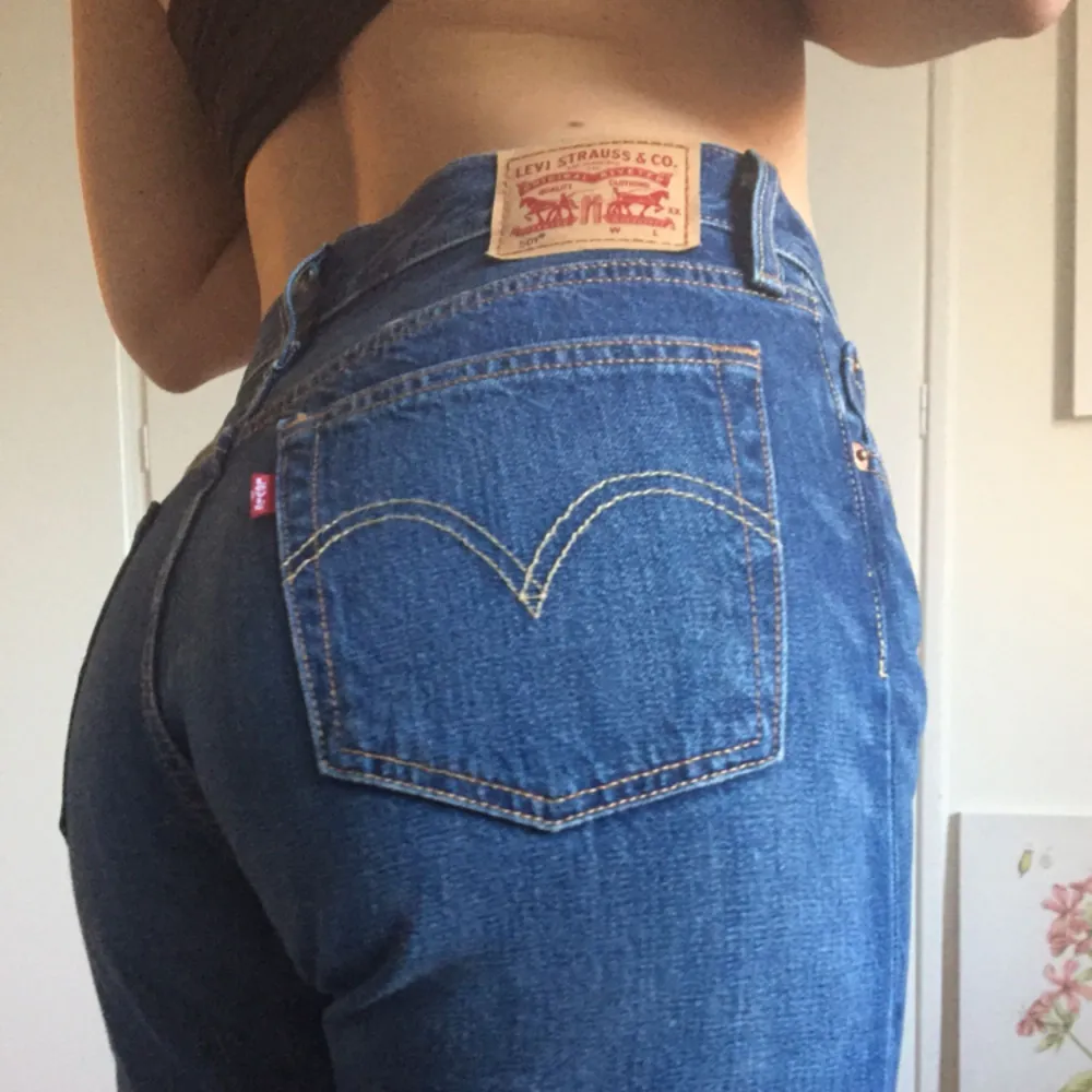 Oanvända Levis 501or. Avklippta nertill och storlek L men motsvarar ca 28/29 i jeansstorlek och 30/32 i längd. . Jeans & Byxor.