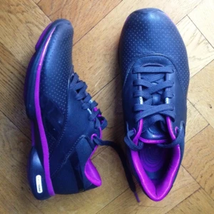 Reebok Easytone: använda 1-2 ggr, säljes pga fel storlek. Nypris 1299kr - Reebok Easytone: använda 1-2 ggr, säljes pga fel storlek. Nypris 1299kr