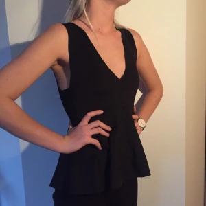  - Svart topp i "scuba" material, strl S, från Zara. Swish och du står själv för frakt!:)