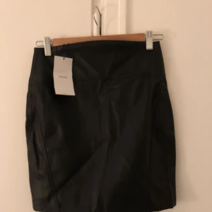  - Helt ny oanvänd fejk skinnkjol från bershka, prislapp kvar! 
