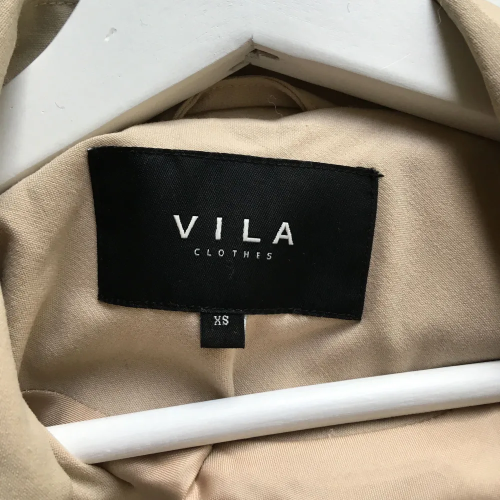 Beige trench coat from Vila. Havent been in use, therefore it’s wrinkly 😆. Other than that perfect condition, no flaws, all buttons works. Very high quality material. Size XS. Jackor.