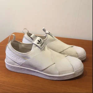  - Adidas superstar slip - on!  Väldigt snygga och bekväm skor! Dom har tyvärr blivit lite smutsiga som ni ser på bilderna men är i övrigt jättebra skick. Nypris är 899kr! 