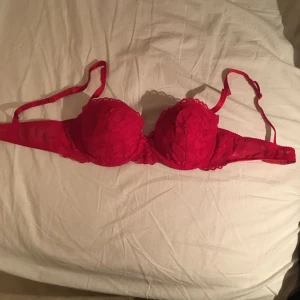  - Jättefin BH, använd 1 gång men är för liten. Bra skick och den är inte vadderad, swish går bra, köparen står för frakt