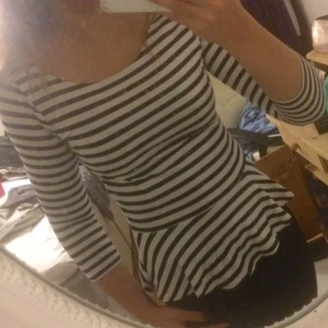  - Peplum-topp med ränder i vit och mörkblått. Endast använd 1 gång