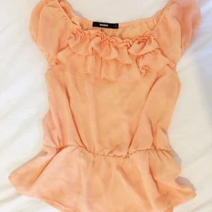  - Aprikosfärgad blus med peplum! 