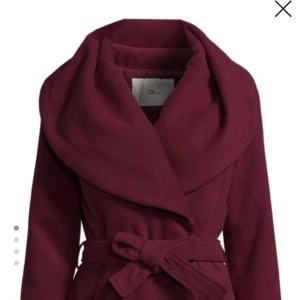  - Höst/vinter kappa. Helt ny och oanvänd. Den är jättefint men passar tyvärr inte mig. Hör av er för att få mer bild. Prislapp finns kvar och nypris är 965kr. Tänkte sälja den för 600kr men kan diskutera i snabb affär. 