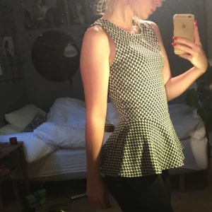  - Superfin peplum-top, okänt märke. Storlek står inte men gissar på XS-S 