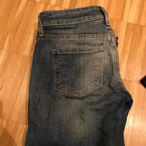 Levis Jeans i nytt skick, knappt använda, superbra passform, storlek 23 straight leg.