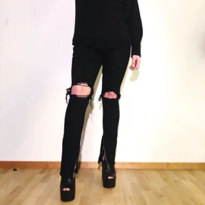  - Relaxed fit jeans med slitningar från MNML i storlek M (Jeansen är tall fit och passar W28-W29) med super snygg dragkjedja vid ankel som tillför slits. (Finns även i grått) Betalning sker via swish.