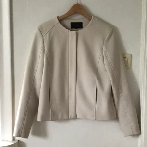  - Jacka från Vila ljusljusrosa/beige, lite oversize, dragkedja för att stänga 