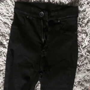  - Svarta högmidjade tighta jeans från dr denim. Använda men i bra skick. 