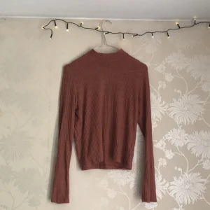  - Fin ribbad tröja, lite genomskinlig. 