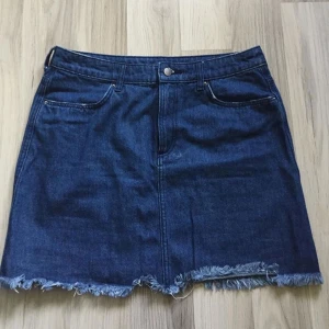  - Jeans kjol med lite slitning längst ner. 