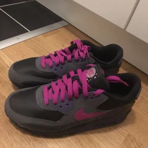  - Air max 90 aldrig använda!!  Jätte fina! Storlek 38  Nypris är 1299:- 