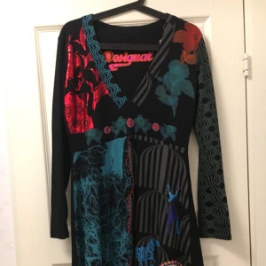  - Oanvänd knälång klänning från Desigual. Kan mötas upp i Uppsala eller skickas på posten. 🌸