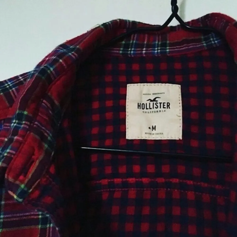 Super snygg skjorta från Hollister , storlek M passar mer S. Super snygg till slitna jeans! . Blusar.