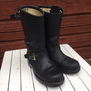  - Äkta Johnny Bulls! Använda men i fint skick. Litet hack som syns på tredje bilden! 