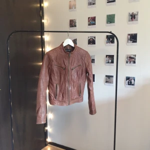  - Jättehärlig brun skinnjacka som jag önskar ett bättre en till än min garderob. ❣️ Varm och cool. Köpt för ca 2000 spänn. Använd ca 3 gånger. Mötas upp i Stockholm och annars betalar jag frakten. 