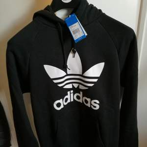 Helt ny svart Adidas trefoil hoodie i storlek M.  Alla tags sitter fortfarande på. Nypris: 699:-  Kan hämtas i Uppsala/Enköping eller så står köparen för frakten.