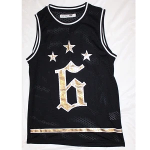  - Svart basket-Linné från Junkyard med guldiga detaljer. Aldrig använt