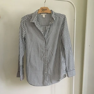  - Oanvänd, randig skjorta från H&M, funkar på XS-M. Fint mönstrad i blått och vitrandigt.