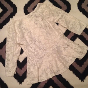  - Fin tröja i spets. Använd ca 2-3 ggr. Nypris 200. Köparen står för frakt. 