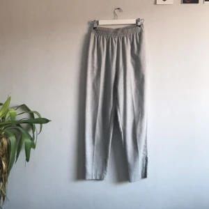  - Världens skönaste byxor från HM. Justerbara dragkedjor längst ner i benen. Byxorna är vadlånga och tyvärr knappt använda. 