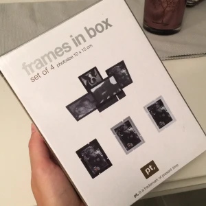  - Oöppnat fotoramspaket med fyra ramar i vit från urban outfitters
