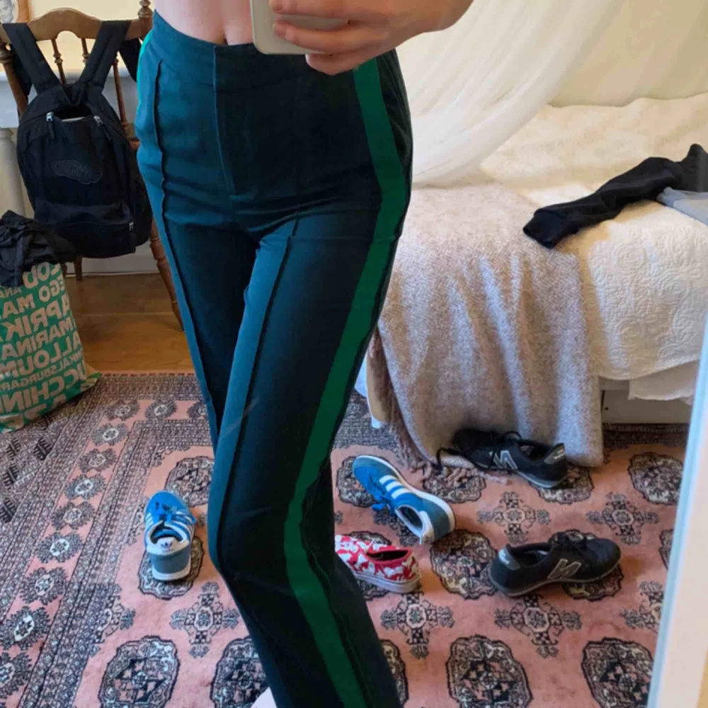 Ett par skitsnygga byxor i grön färg från Monki. Har en dragkedjan längst nere på benet samt fickar. Säljer då de inte kommer till användning längre💕💕💕💕. Jeans & Byxor.