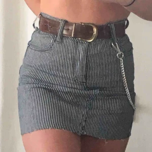  - Jättefin randig jeanskjol som jag gjort själv från ett par cheapmondayjeans. Köparen står för frakt💘💘