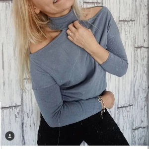  - Snygg tröja från CHIQUELLE. Använd endast 2 gånger. Ond size så passar allt från XS-M skulle jag säga. Ni står själva för frakten som ligger på 27 kr! 🌸