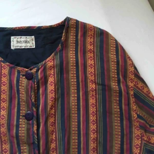  - Jättefin jacka inköpt på indiska för flera år sedan, mycket älskad men söker nu nytt hem! Materialet är 100 % bomull och passar perfekt till våren med en hoodie under! 