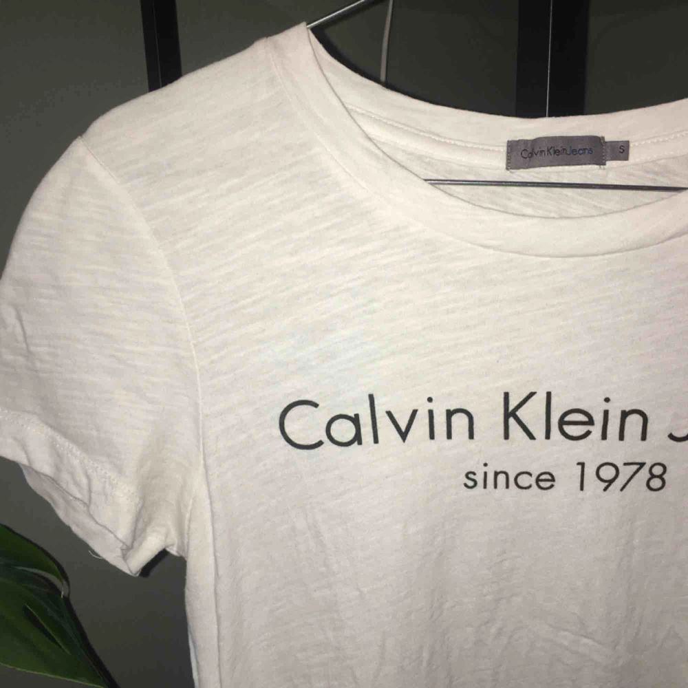 Calvin Klein T-shirt använd fåtal gånger så är i fint skick! Priset är inklusive frakt . T-shirts.