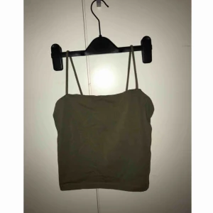  - Säljer min fina militärfärgad top. 