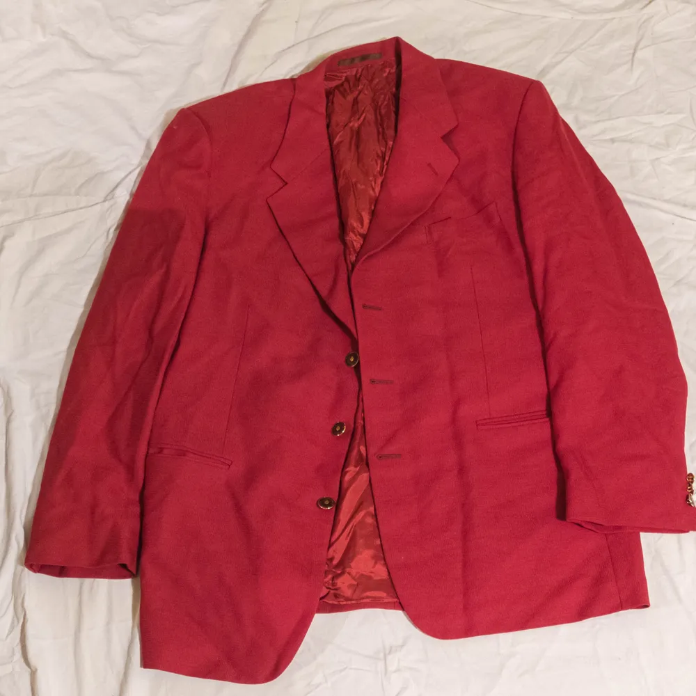 Röd vintagekavaj utan storlek men runt L !. Kostymer.
