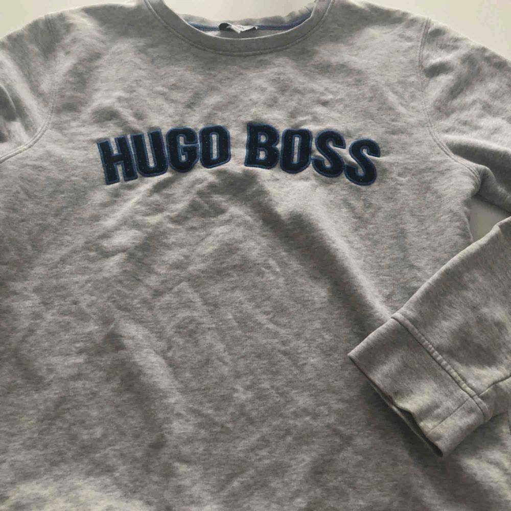 Grå Hugo boss sweatshirt✨ stl. 16 år men passar S-M i vuxenstorlek. Skriv om du har några frågor och kolla gärna in mina andra annonser💓. Huvtröjor & Träningströjor.